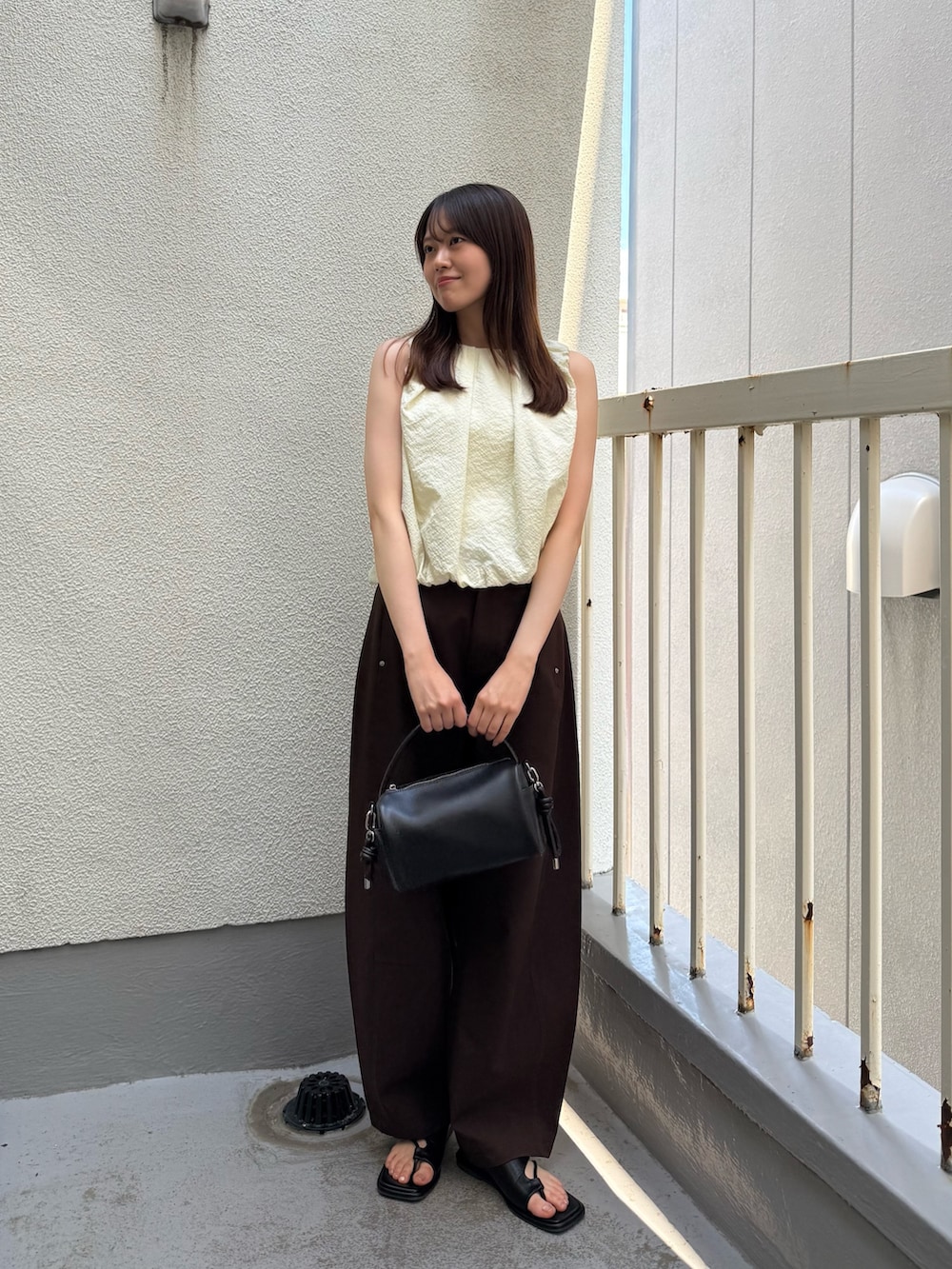 ブラウン系のその他パンツ、ブラウン系のその他パンツ、ホワイト系のシャツ/ブラウスを着用したレディースの夏コーディネートの2枚目の写真