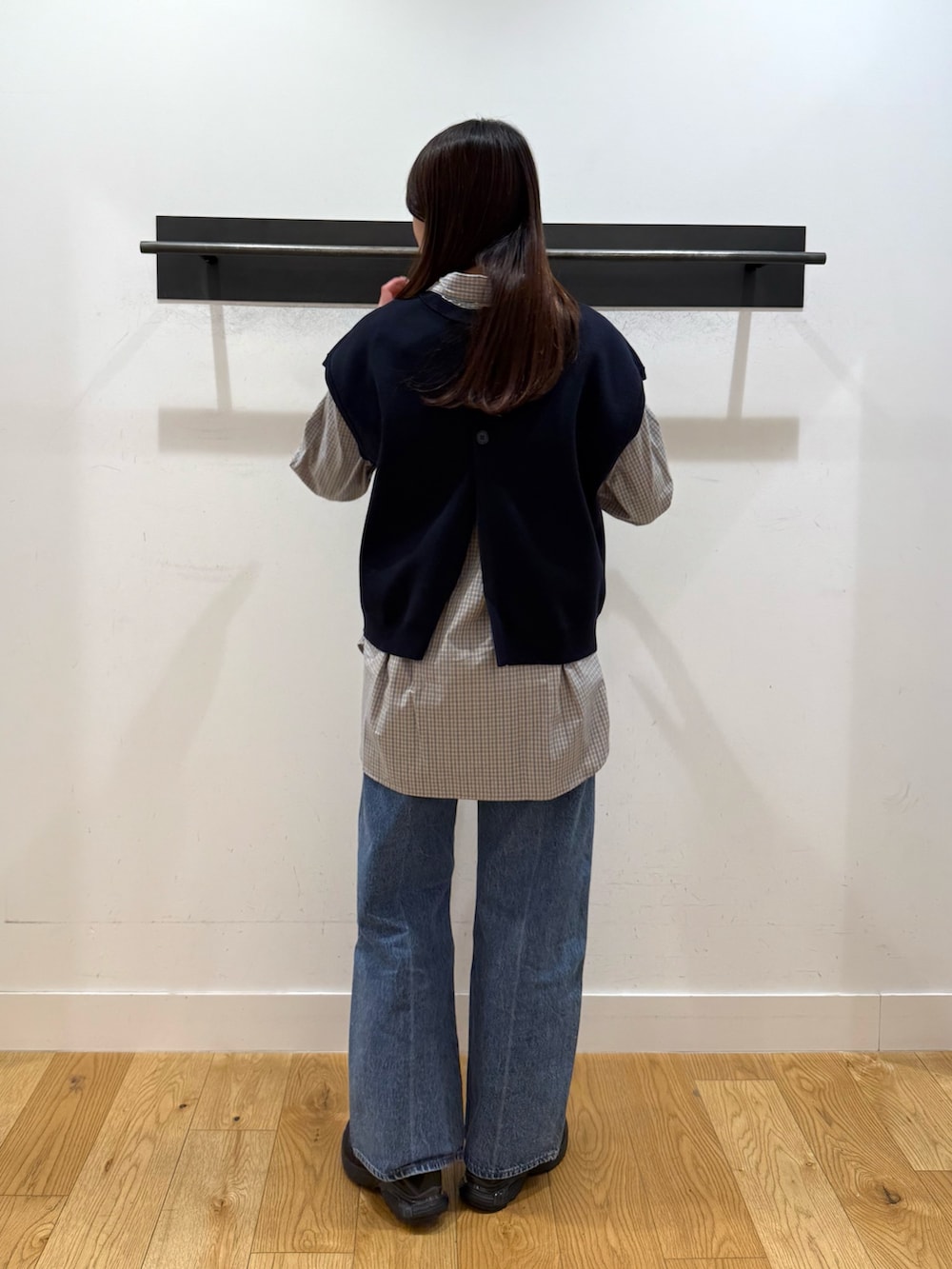 ブルー系のベスト、ブルー系のベスト、ブルー系のシャツ/ブラウスを着用したレディースの冬コーディネートの2枚目の写真