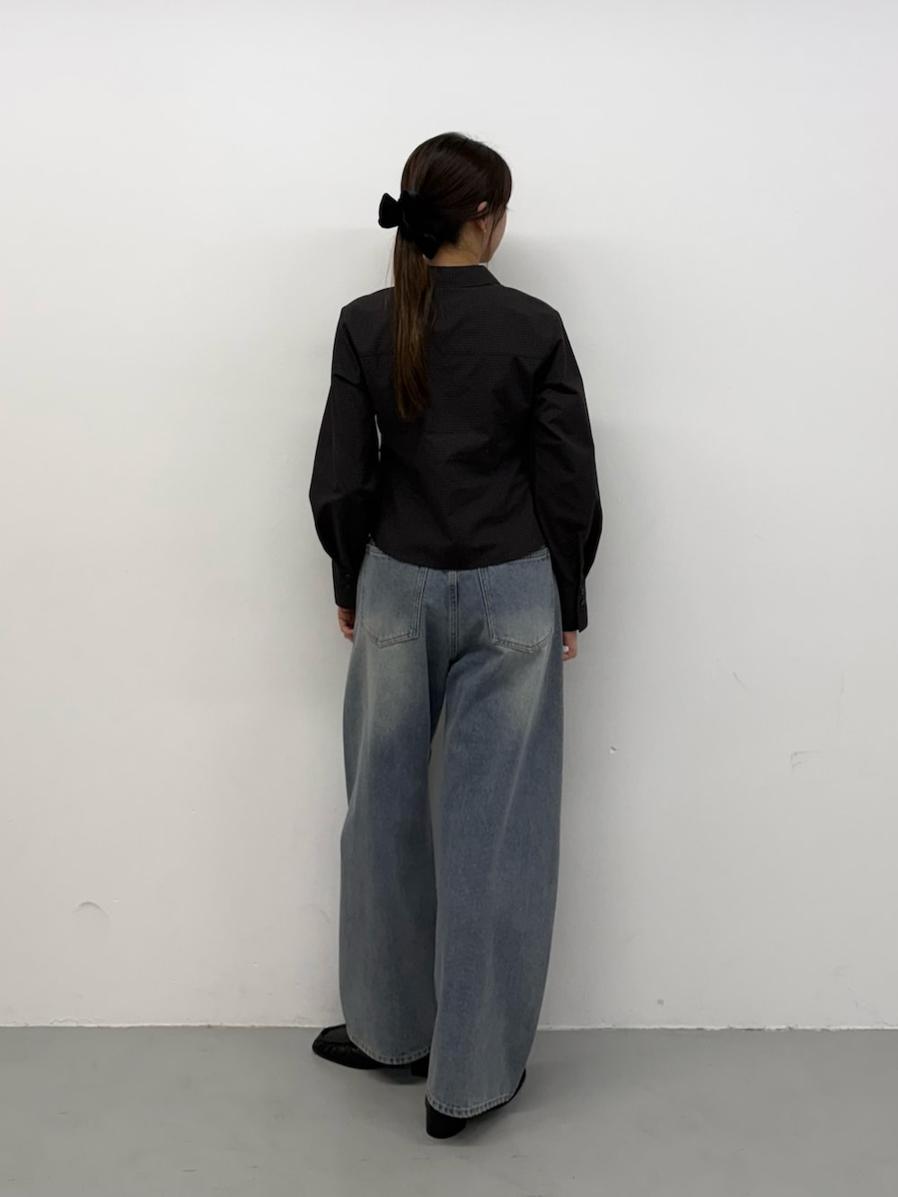 ブラウン系のシャツ/ブラウス、ブラウン系のシャツ/ブラウス、ブルー系のデニムパンツを着用したレディースの秋コーディネートの3枚目の写真
