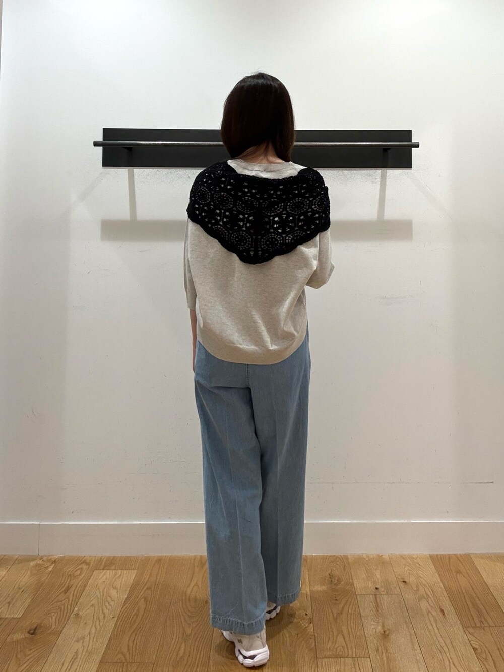 ベージュ系のTシャツ/カットソー、ベージュ系のTシャツ/カットソー、ブルー系のデニムパンツを着用したレディースの春コーディネートの2枚目の写真
