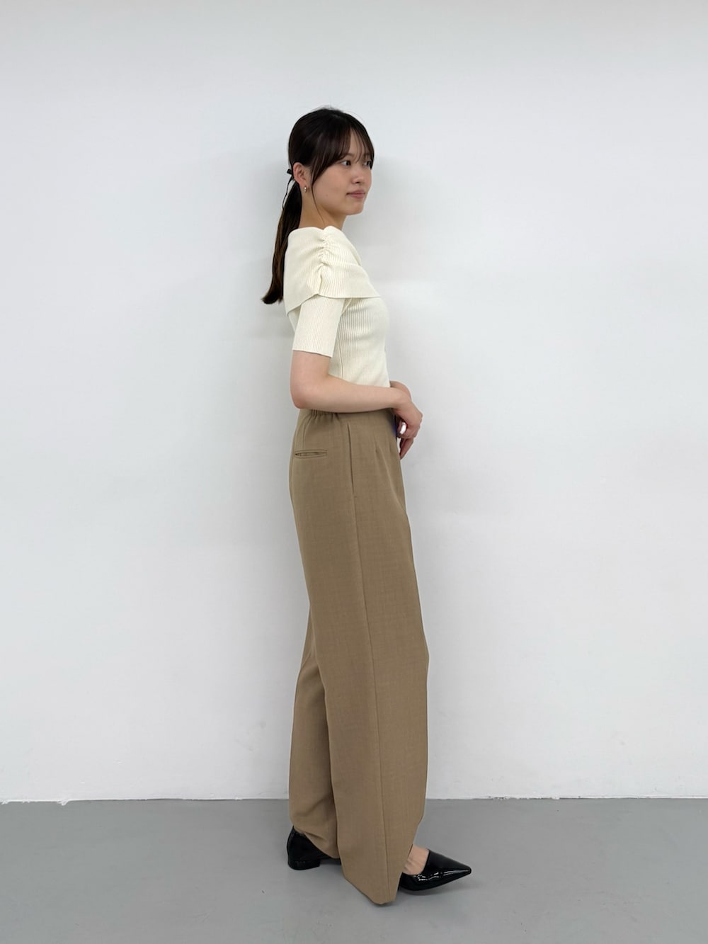 ホワイト系のニット/セーター、ホワイト系のニット/セーター、ベージュ系のその他パンツを着用したレディースの夏コーディネートの2枚目の写真