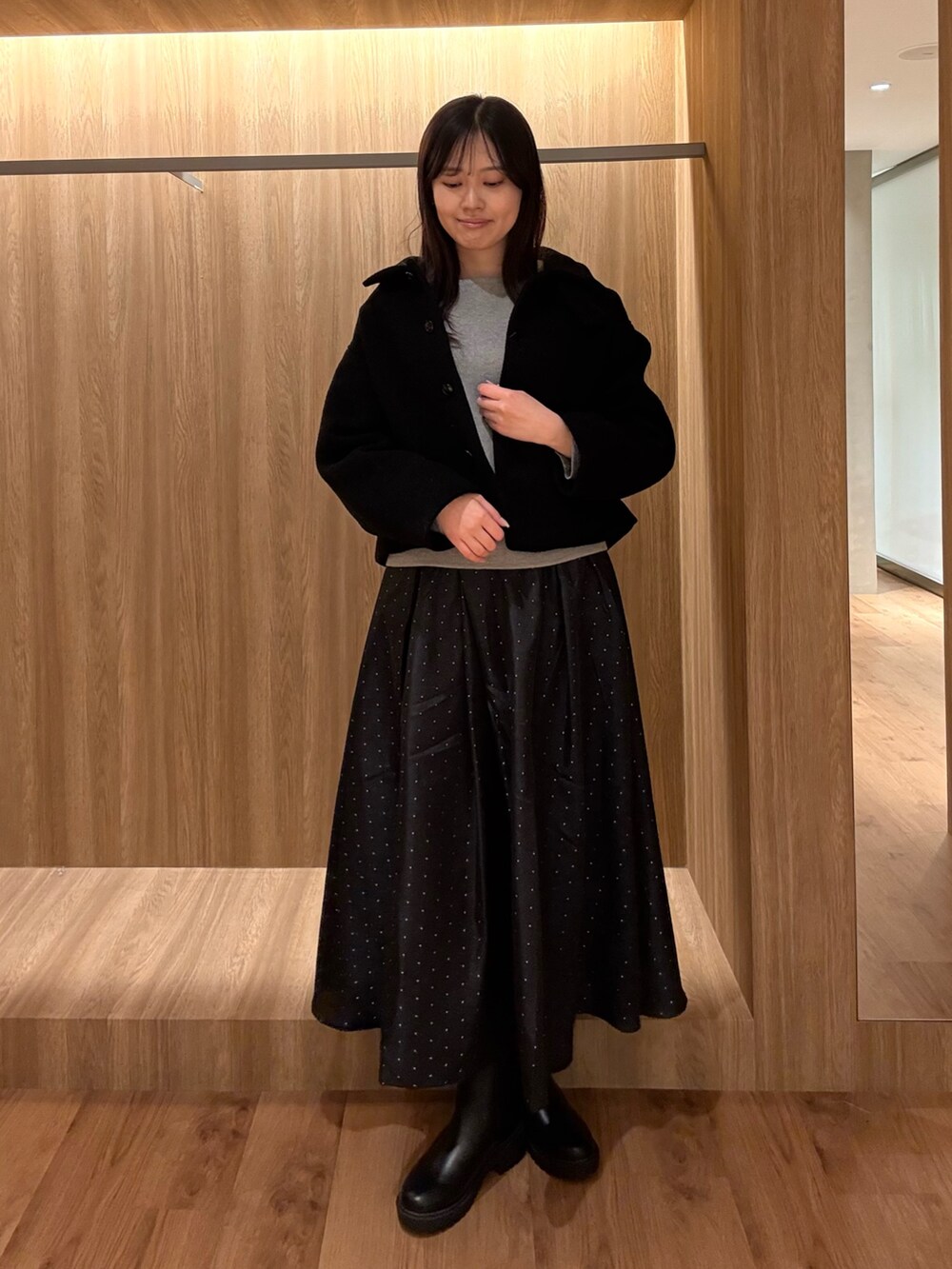 グレー系のニット/セーター、グレー系のニット/セーター、ブラック系のその他アウターを着用したレディースの冬コーディネートの3枚目の写真