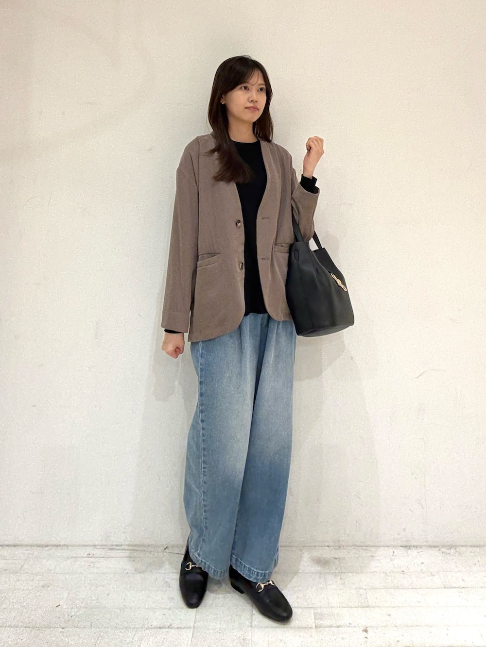ベージュ系のノーカラージャケット、ベージュ系のノーカラージャケット、ブラック系のTシャツ/カットソーを着用したレディースの秋コーディネートの3枚目の写真