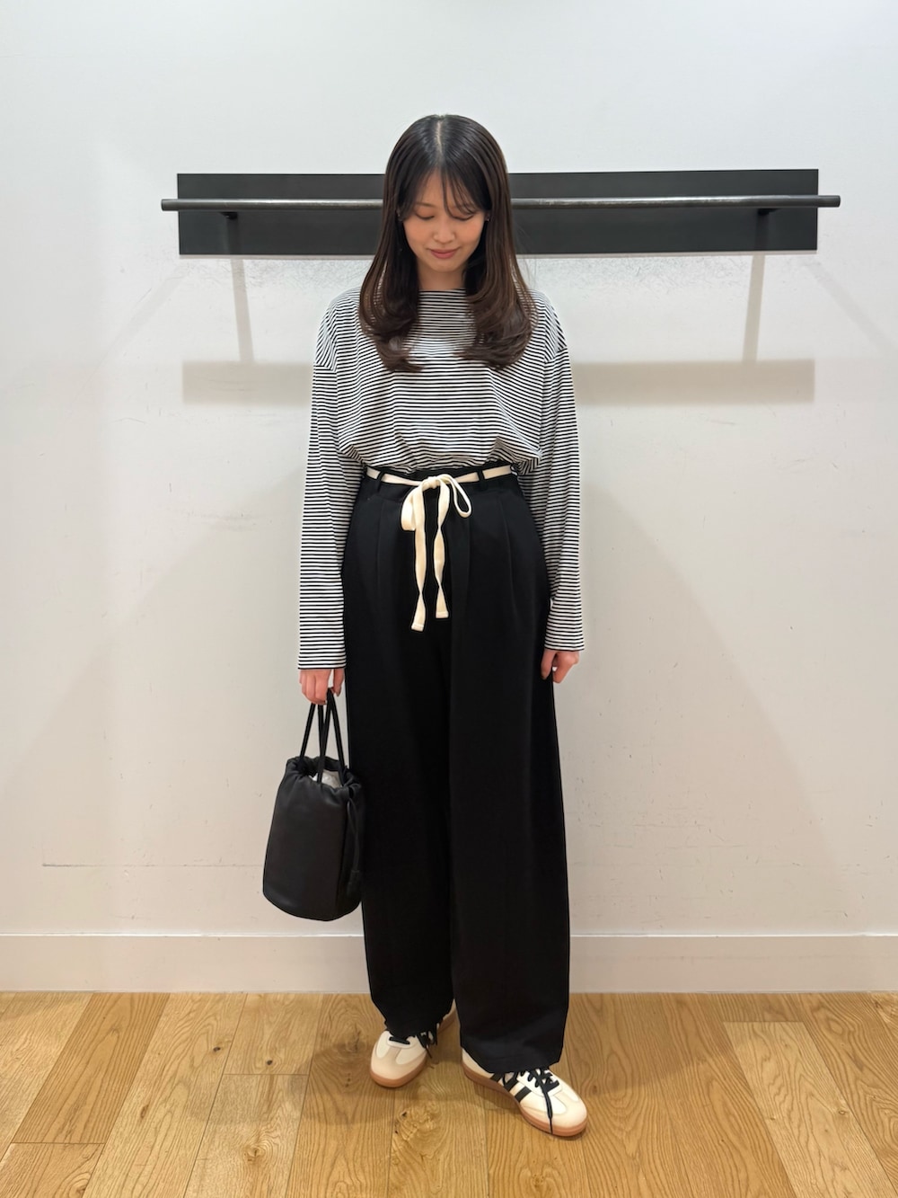 ブラック系のTシャツ/カットソー、ブラック系のその他パンツ、ブラック系のその他パンツを着用したレディースの春コーディネートの3枚目の写真