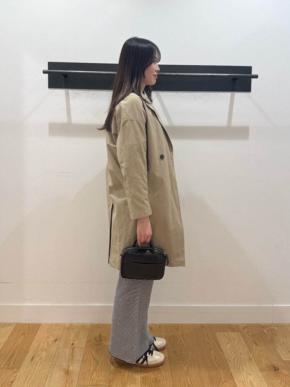 ベージュ系のスウェット、ベージュ系のスウェット、ベージュ系のその他アウターを着用したレディースの春コーディネートの2枚目の写真