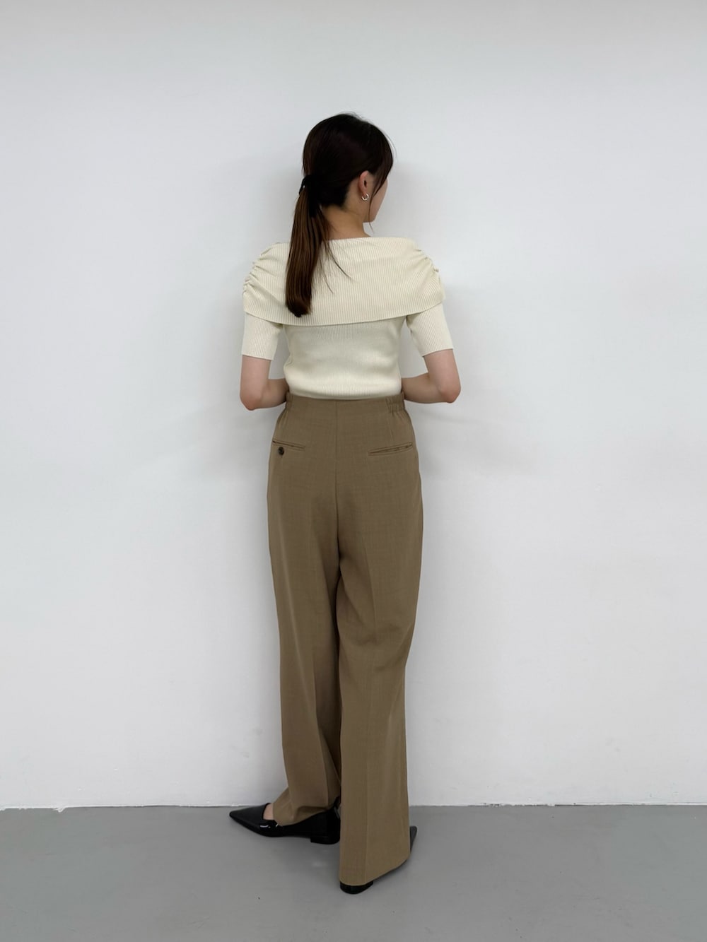 ホワイト系のニット/セーター、ホワイト系のニット/セーター、ベージュ系のその他パンツを着用したレディースの夏コーディネートの3枚目の写真