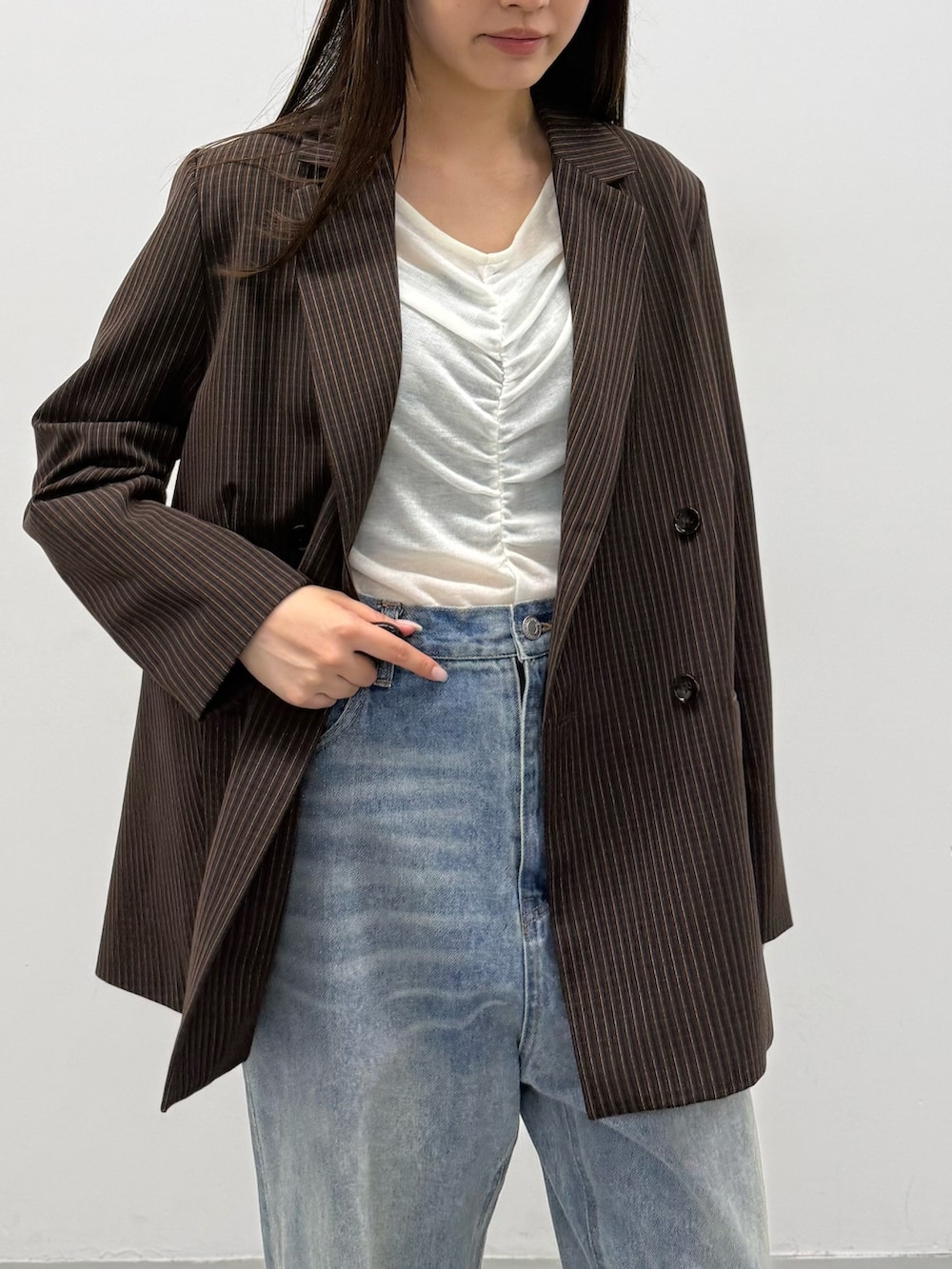 ブラウン系のその他アウター、ブラウン系のその他アウター、ホワイト系のTシャツ/カットソーを着用したレディースの夏コーディネートの5枚目の写真