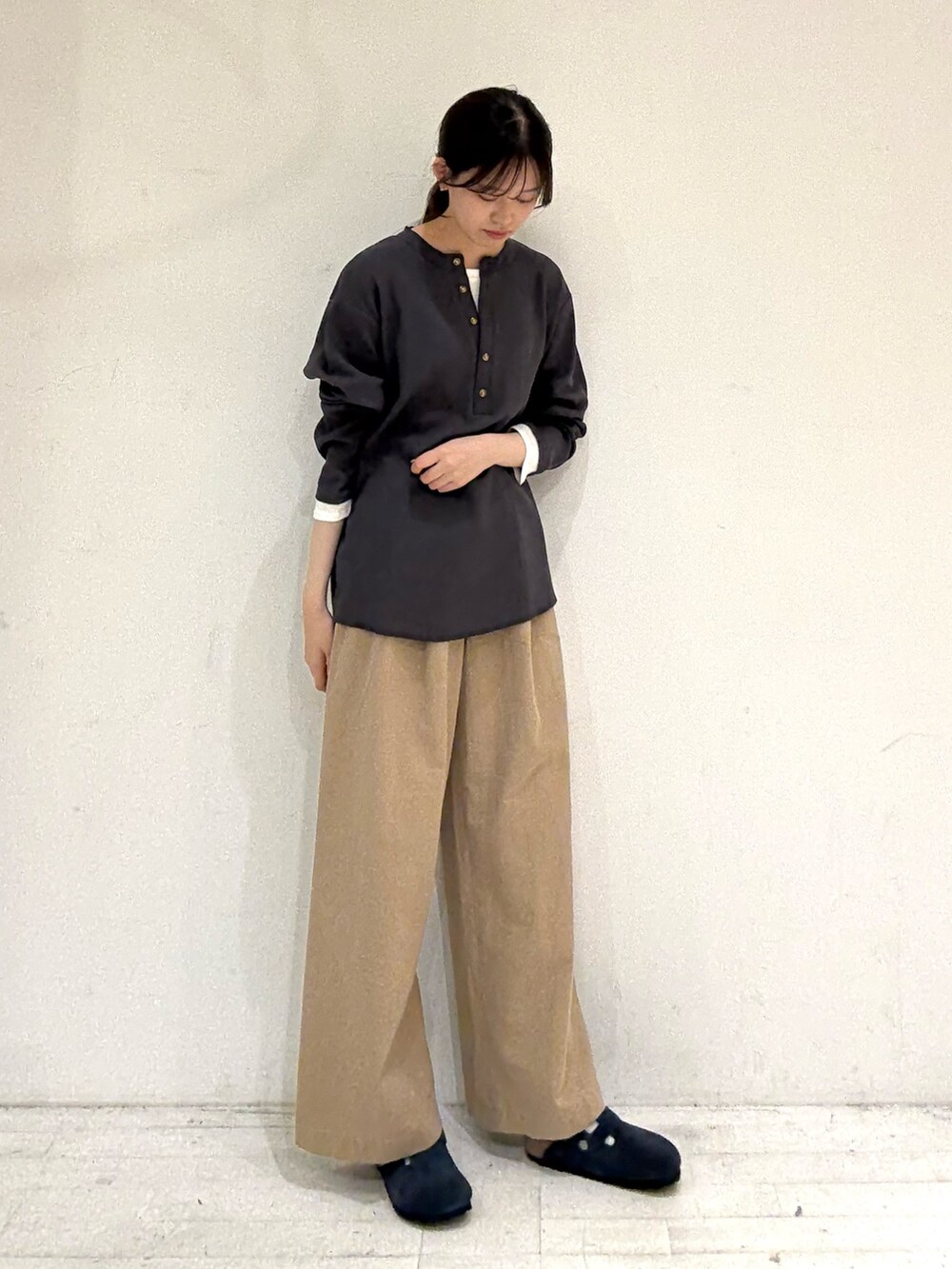 グレー系のTシャツ/カットソー、ベージュ系のその他パンツ、ベージュ系のその他パンツを着用したレディースの秋コーディネートの2枚目の写真