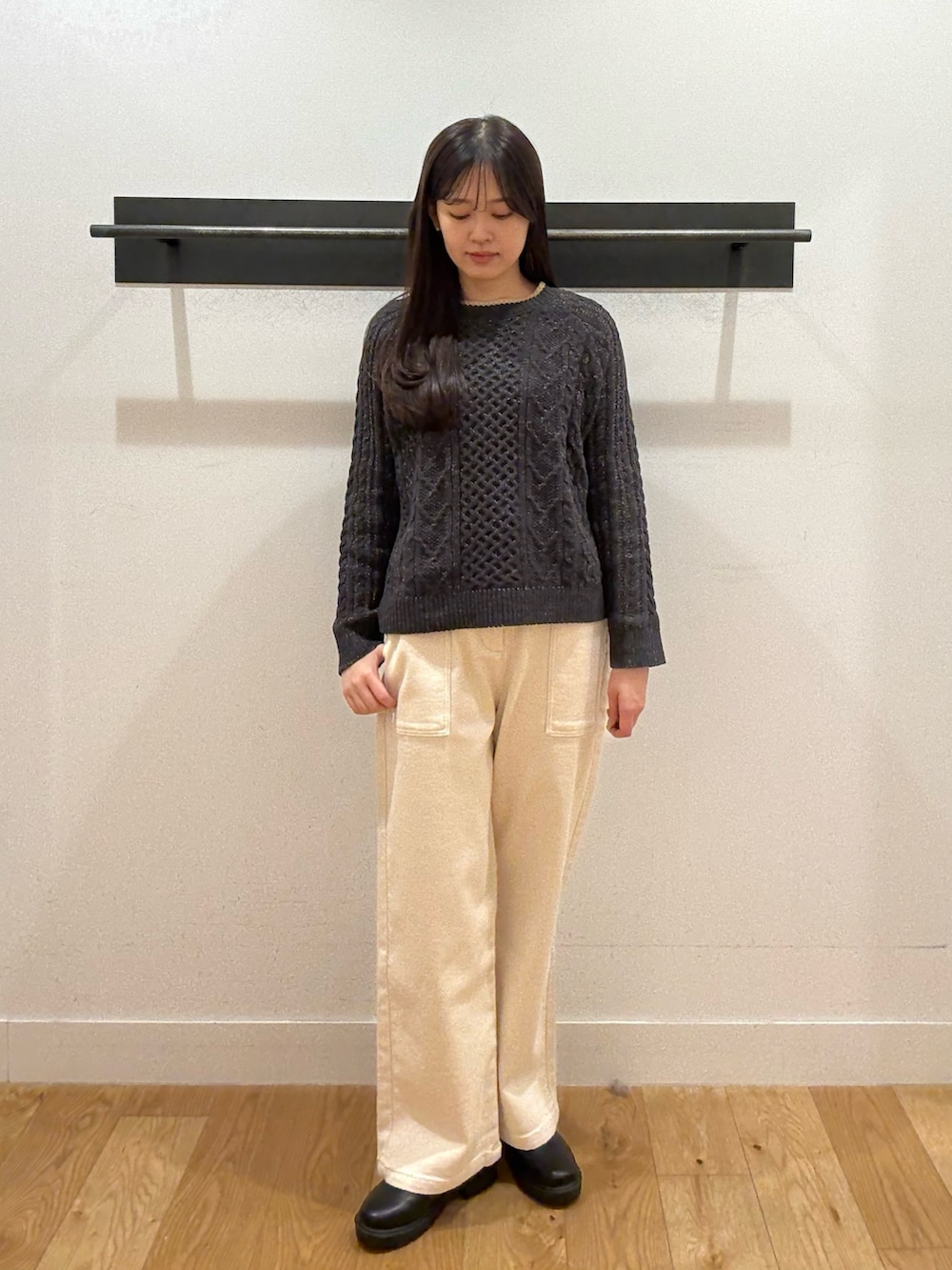 グレー系のニット/セーター、グレー系のニット/セーター、ホワイト系のその他パンツを着用したレディースの冬コーディネートの2枚目の写真