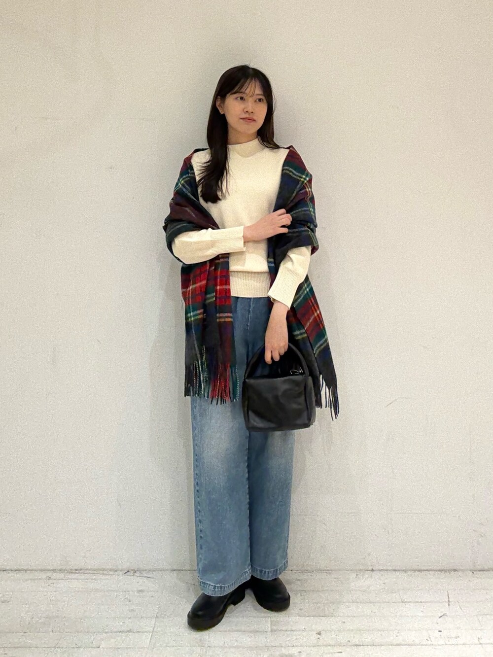 ホワイト系のニット/セーター、ホワイト系のニット/セーター、ブラック系のハンドバッグを着用したレディースの秋コーディネートの4枚目の写真