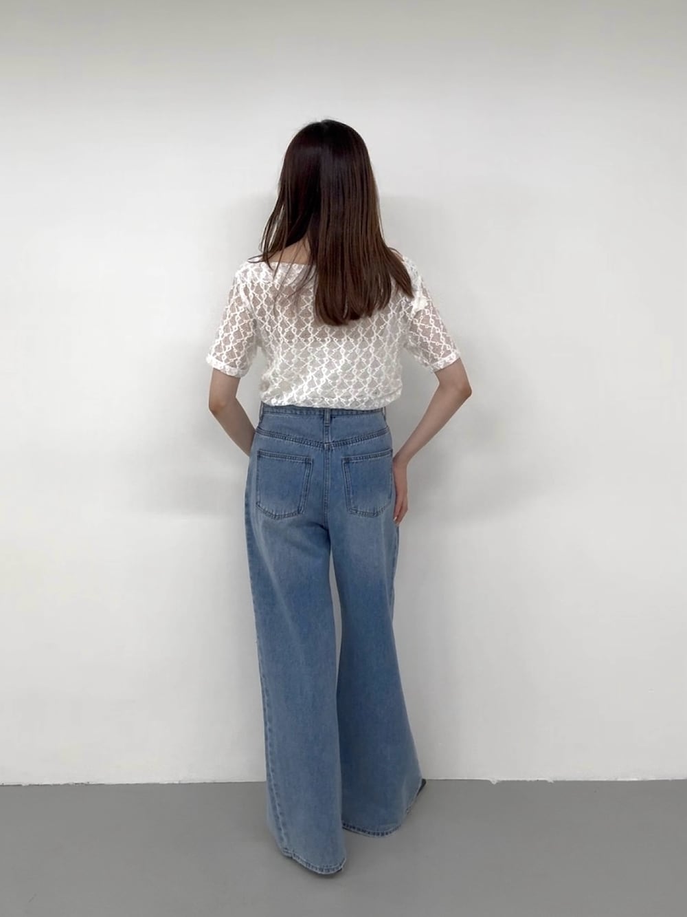 ホワイト系のTシャツ/カットソー、ブルー系のデニムパンツを着用したレディースの春コーディネートの2枚目の写真