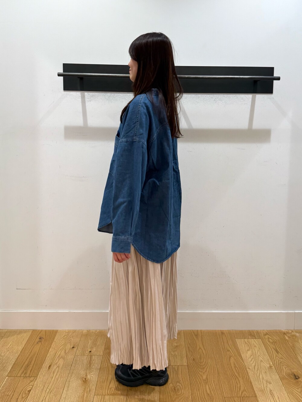 ブルー系のシャツ/ブラウス、ブルー系のシャツ/ブラウス、ホワイト系のスカートを着用したレディースの冬コーディネートの2枚目の写真