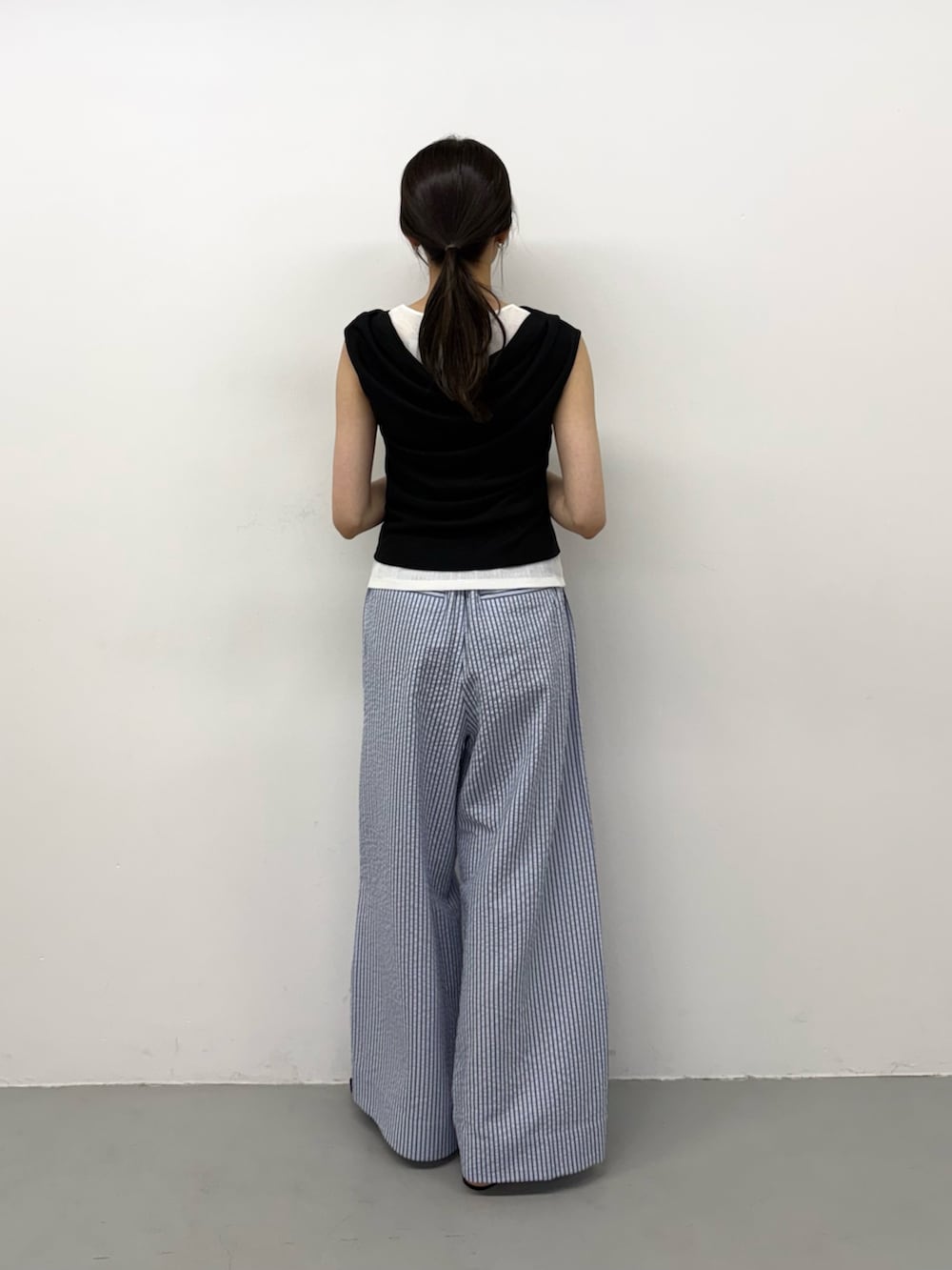 ブラック系のタンクトップ、ブラック系のタンクトップ、ブルー系のその他パンツを着用したレディースの夏コーディネートの2枚目の写真