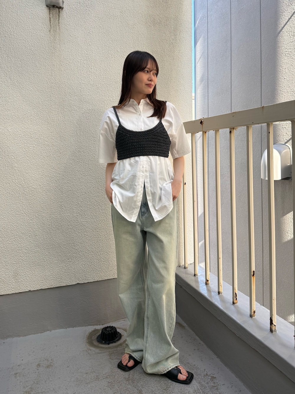 ブルー系のその他パンツ、ブルー系のその他パンツ、ブラック系のサンダルを着用したレディースの夏コーディネートの2枚目の写真