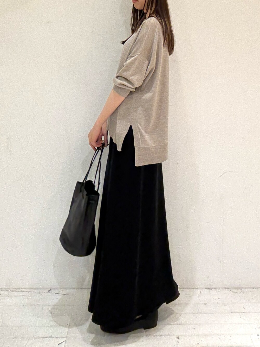 ベージュ系のニット/セーター、ベージュ系のニット/セーター、ブラック系のスカートを着用したレディースの秋コーディネートの3枚目の写真