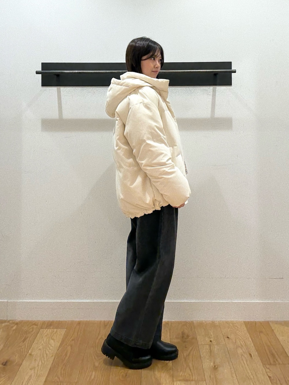 ホワイト系のダウンジャケット/コート、ホワイト系のダウンジャケット/コート、ベージュ系のニット/セーターを着用したレディースの冬コーディネートの2枚目の写真