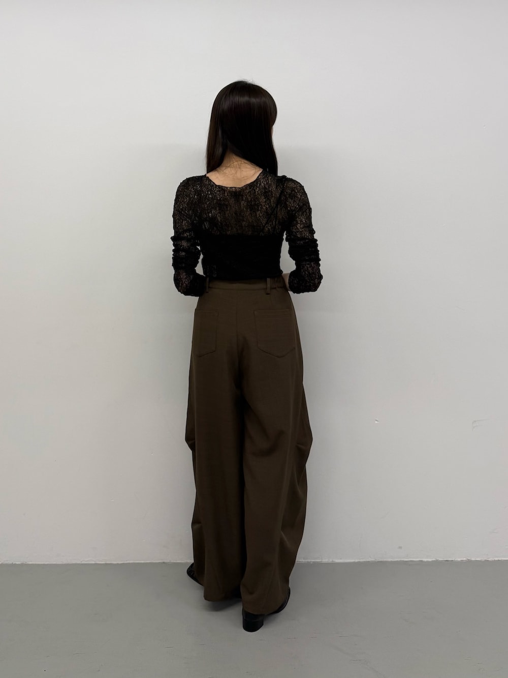 ブラック系のTシャツ/カットソー、ブラック系のTシャツ/カットソー、ブラウン系のその他パンツを着用したレディースの秋コーディネートの3枚目の写真