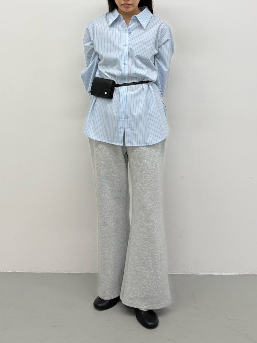 ブルー系のシャツ/ブラウス、ブルー系のシャツ/ブラウス、グレー系のその他パンツを着用したレディースの秋コーディネートの2枚目の写真