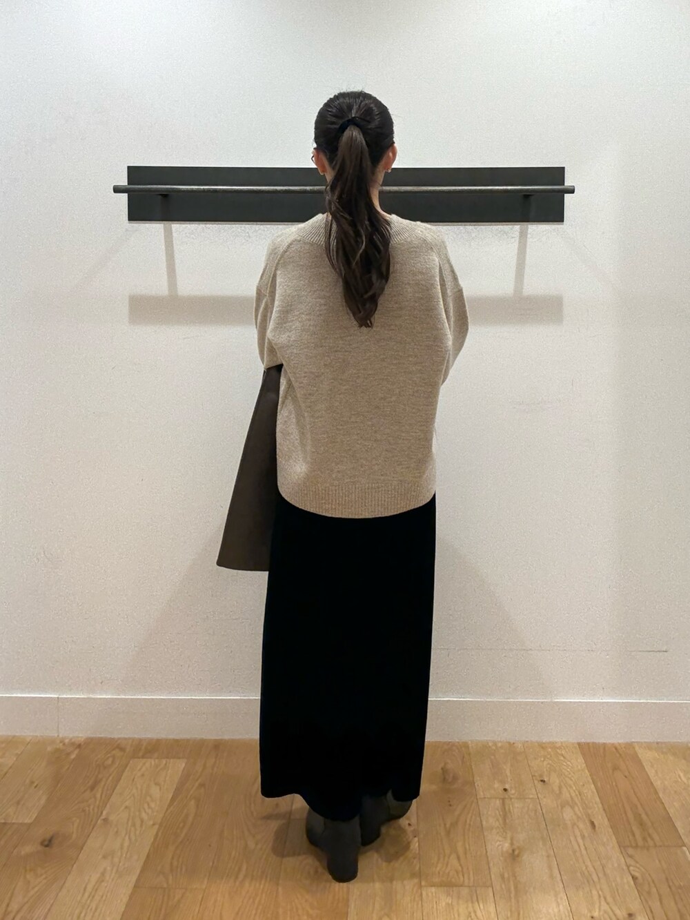 ベージュ系のニット/セーター、ベージュ系のニット/セーター、ブラウン系のその他アウターを着用したレディースの冬コーディネートの4枚目の写真