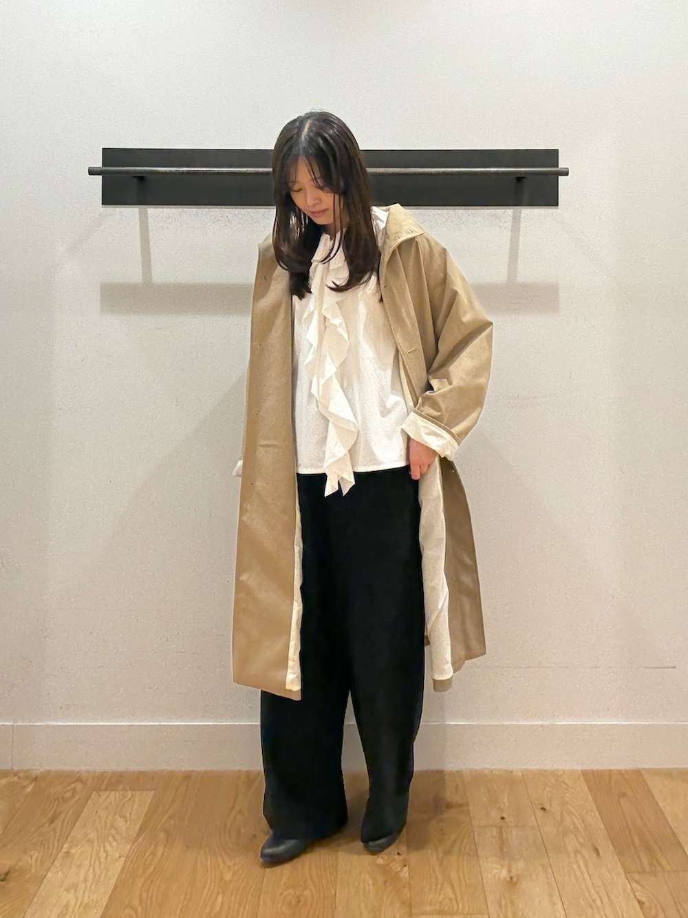 ベージュ系のその他アウター、ベージュ系のその他アウター、ホワイト系のシャツ/ブラウスを着用したレディースの冬コーディネートの3枚目の写真