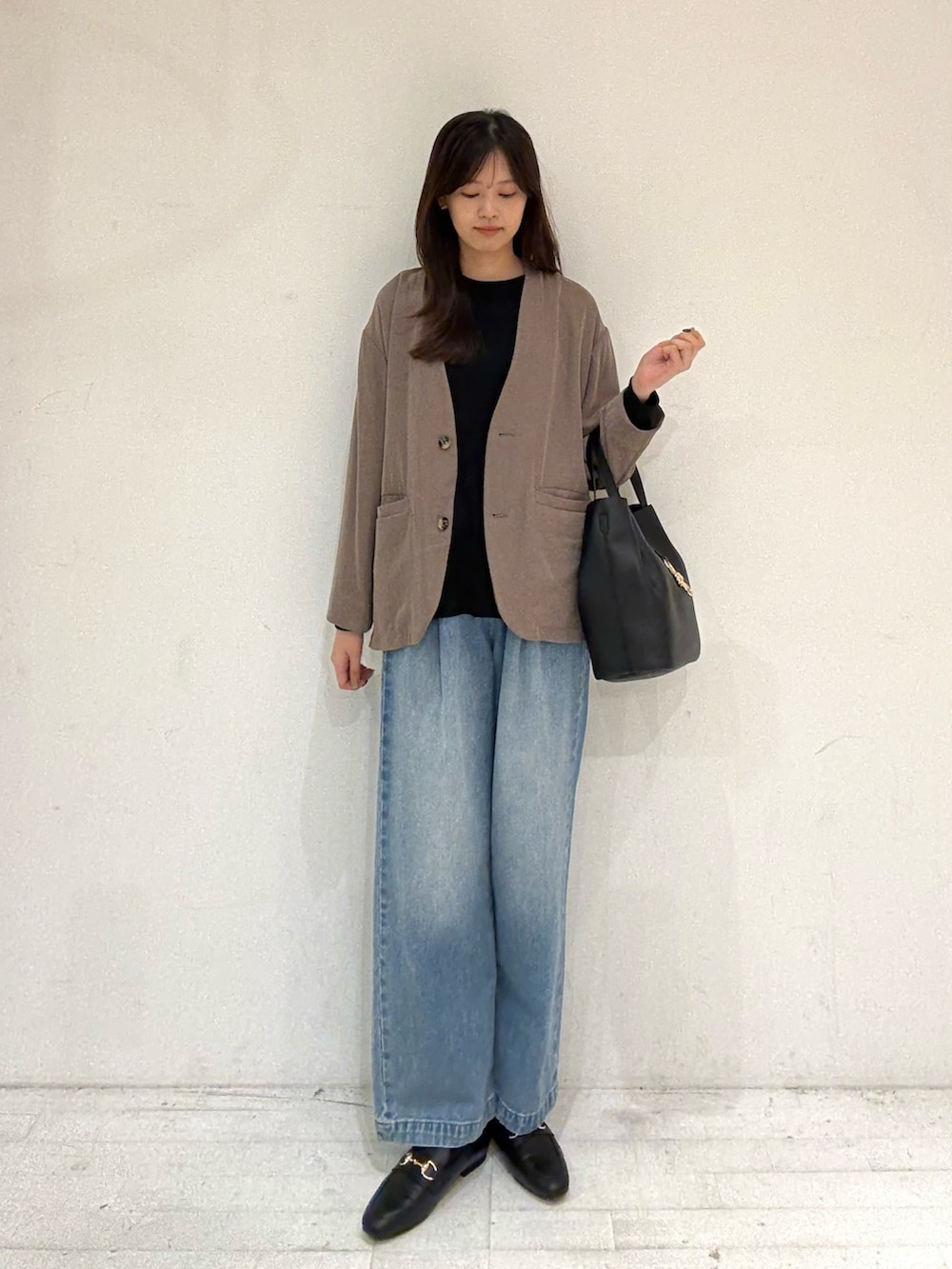 ベージュ系のノーカラージャケット、ベージュ系のノーカラージャケット、ブラック系のTシャツ/カットソーを着用したレディースの秋コーディネートの2枚目の写真