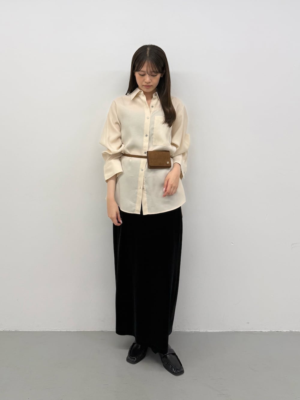 ベージュ系のシャツ/ブラウス、ベージュ系のシャツ/ブラウス、ブラック系のスカートを着用したレディースの夏コーディネートの4枚目の写真