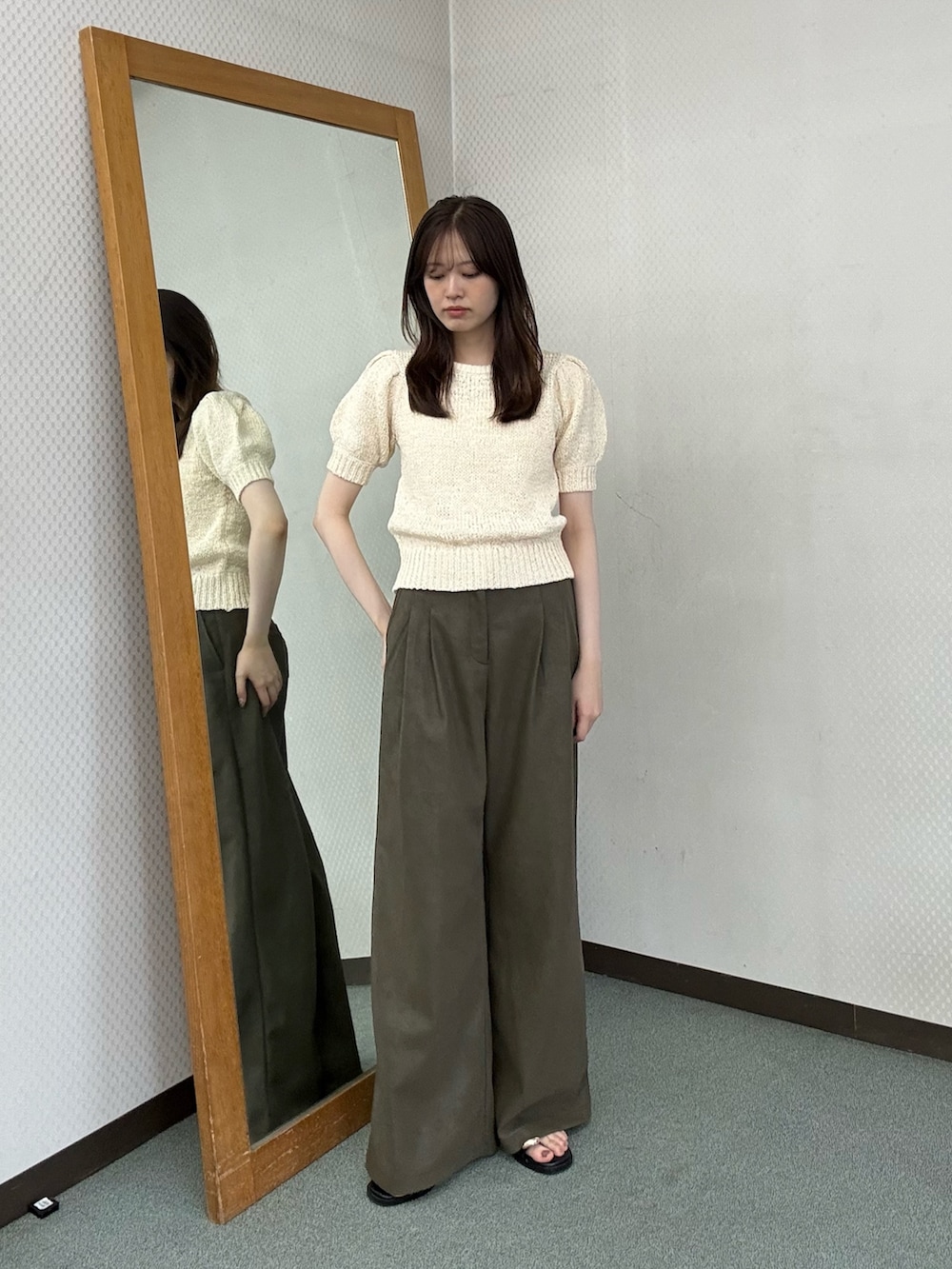 ホワイト系のニット/セーター、グリーン系のその他パンツ、グリーン系のその他パンツを着用したレディースの夏コーディネートの4枚目の写真