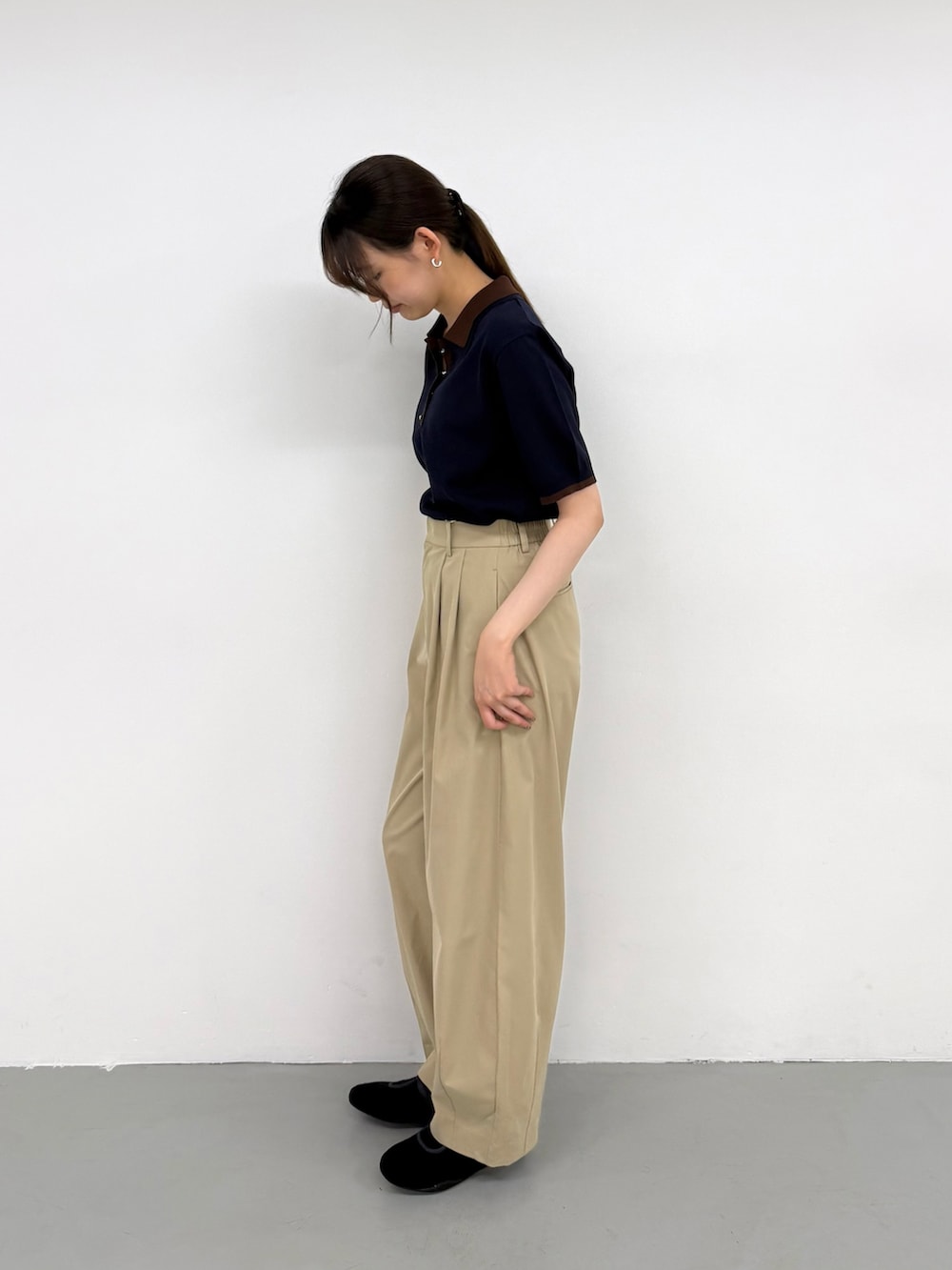 ブルー系のニット/セーター、ブルー系のニット/セーター、ブラック系のバレエシューズを着用したレディースの夏コーディネートの2枚目の写真