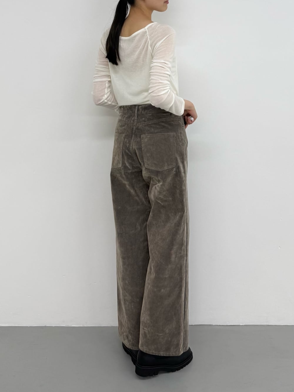 ベージュ系のその他パンツ、ベージュ系のその他パンツ、ホワイト系のTシャツ/カットソーを着用したレディースの夏コーディネートの3枚目の写真
