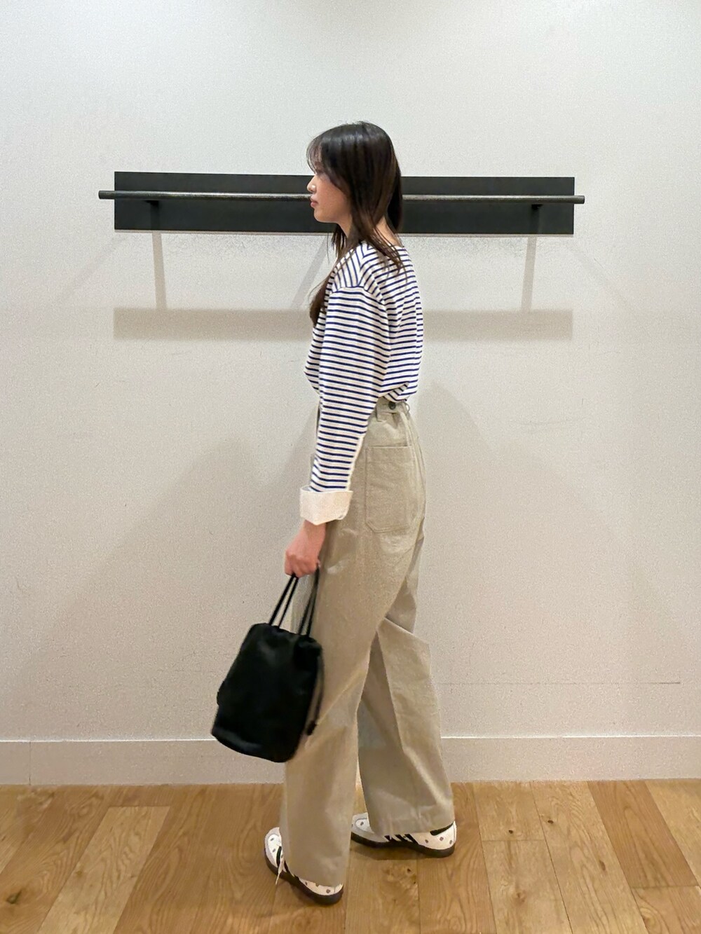 ベージュ系のその他パンツ、ブラック系のショルダーバッグ、ブラック系のショルダーバッグを着用したレディースの春コーディネートの3枚目の写真