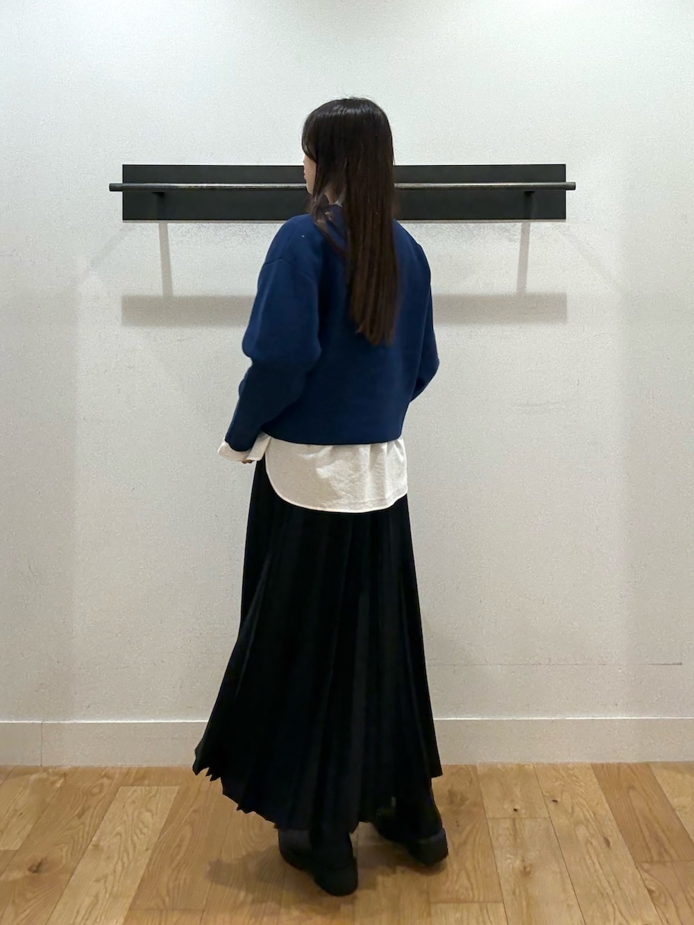 ホワイト系のシャツ/ブラウス、ホワイト系のシャツ/ブラウス、ブルー系のニット/セーターを着用したレディースの冬コーディネートの2枚目の写真