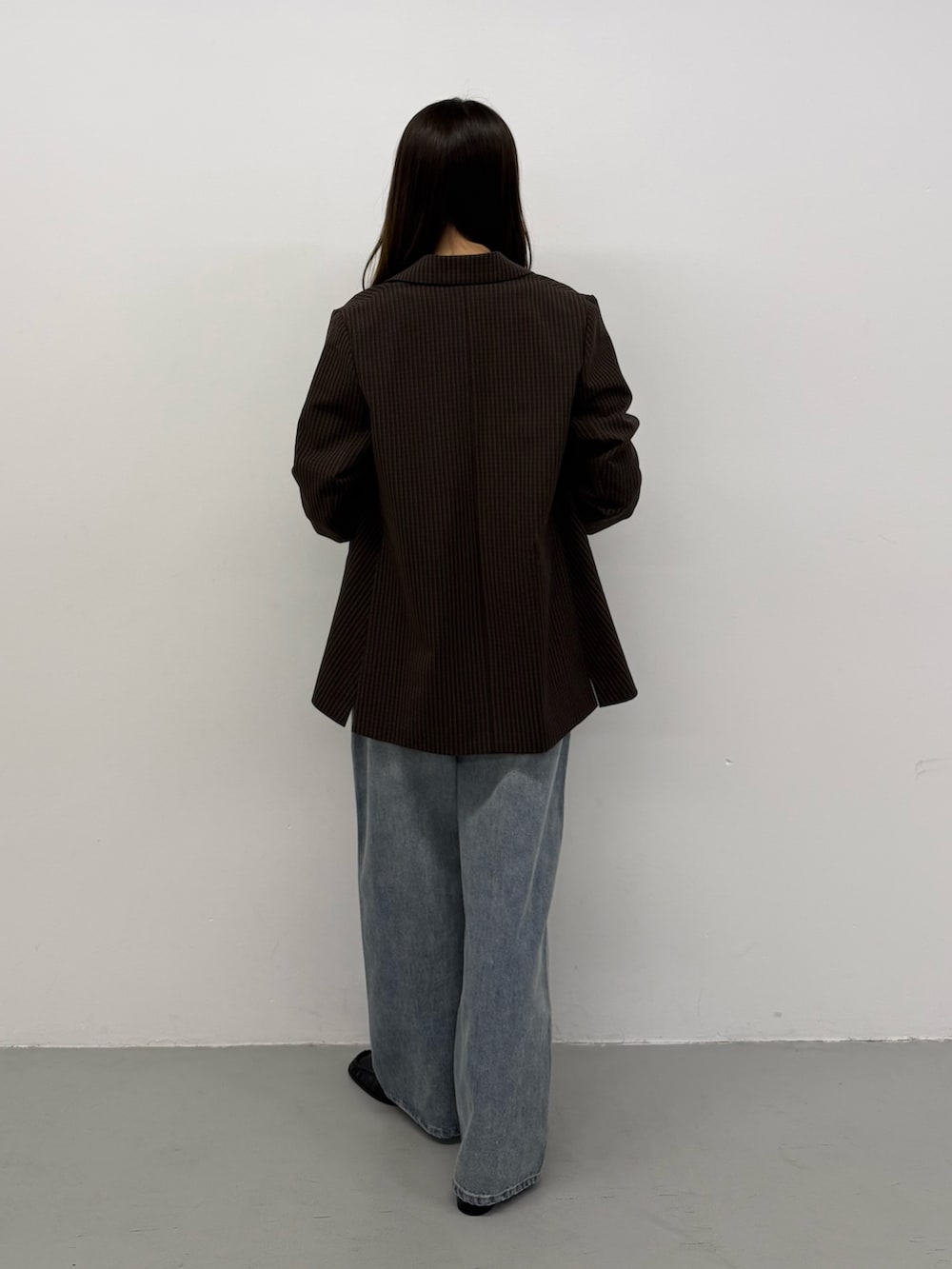 ブラウン系のその他アウター、ブラウン系のその他アウター、ホワイト系のTシャツ/カットソーを着用したレディースの夏コーディネートの4枚目の写真