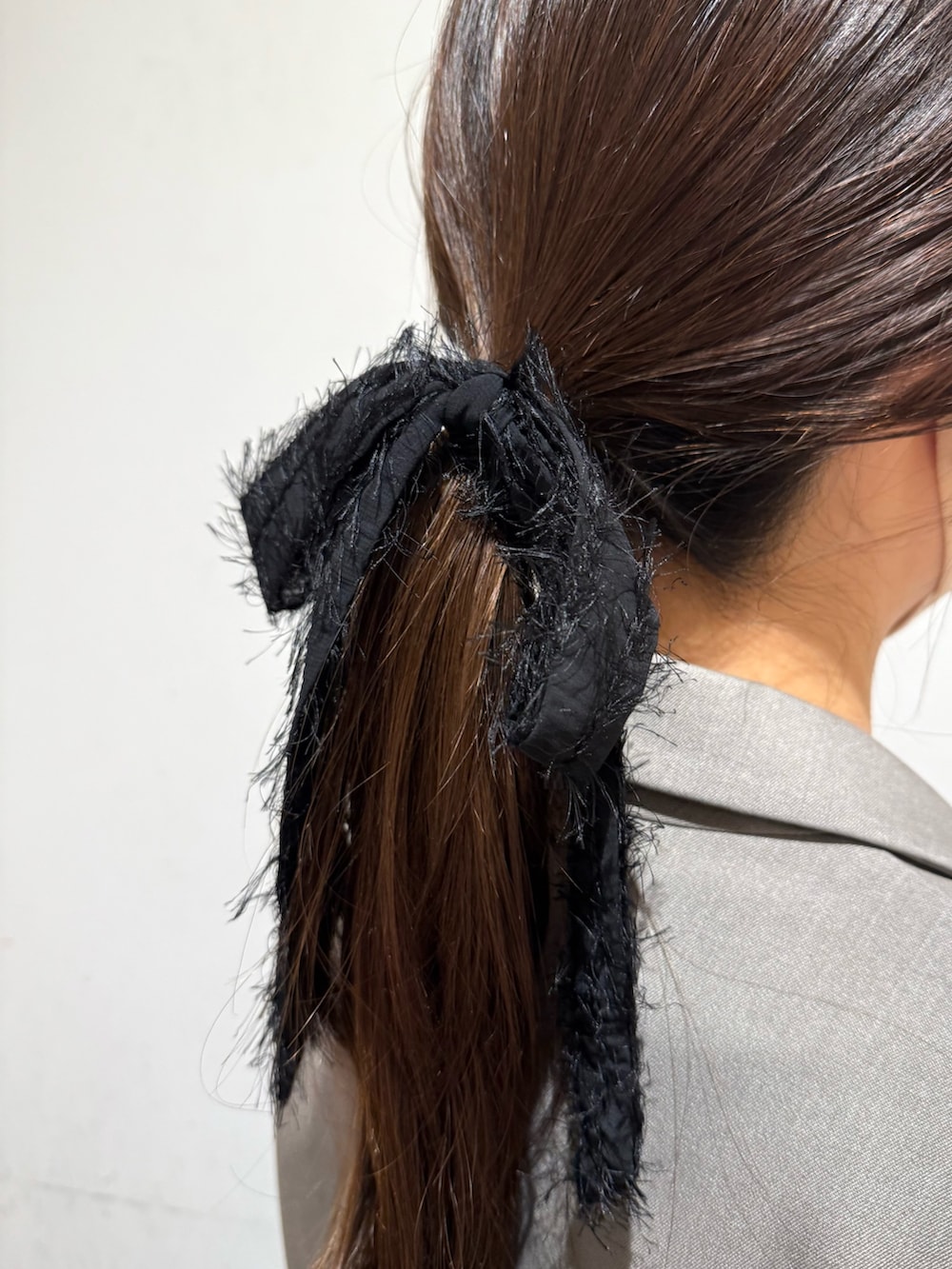 ブラック系のヘアゴムを着用したレディースの冬コーディネートの3枚目の写真