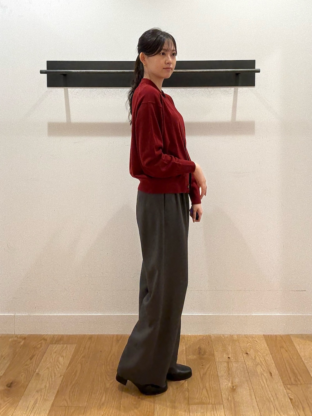 レッド系のカーディガン/ボレロ、レッド系のカーディガン/ボレロ、グレー系のその他パンツを着用したレディースの冬コーディネートの2枚目の写真