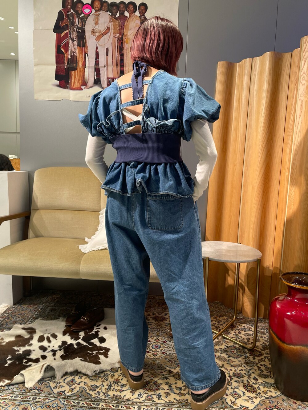 ブルー系のその他トップス、ホワイト系のTシャツ/カットソー、ブラック系のサンダルを着用したレディースの冬コーディネートの2枚目の写真