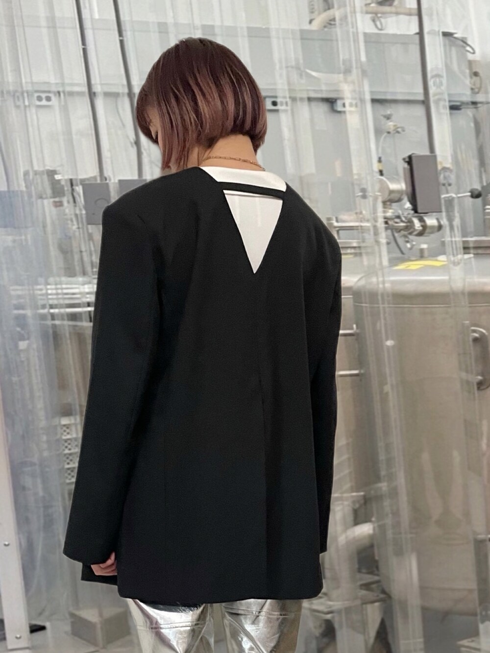ブラック系のノーカラージャケット、ホワイト系のその他トップス、シルバー系のその他パンツを着用したレディースの冬コーディネートの2枚目の写真