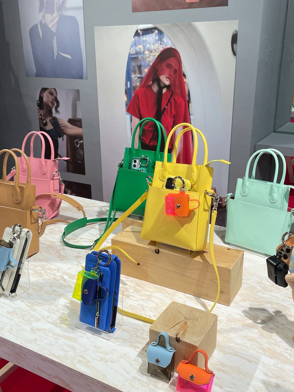 「パンツスタイル、トートバッグ、あったかコーデ、ファーコート、ママコーデ、展示会、プチプラコーデ、レイヤードスタイル」｜「MILKBOYのMOHAIR KNIT セーター（ニット/セーター、グリーン系）」を使った、Momoさん（レディース・160cm）の冬コーディネートの2枚目の写真