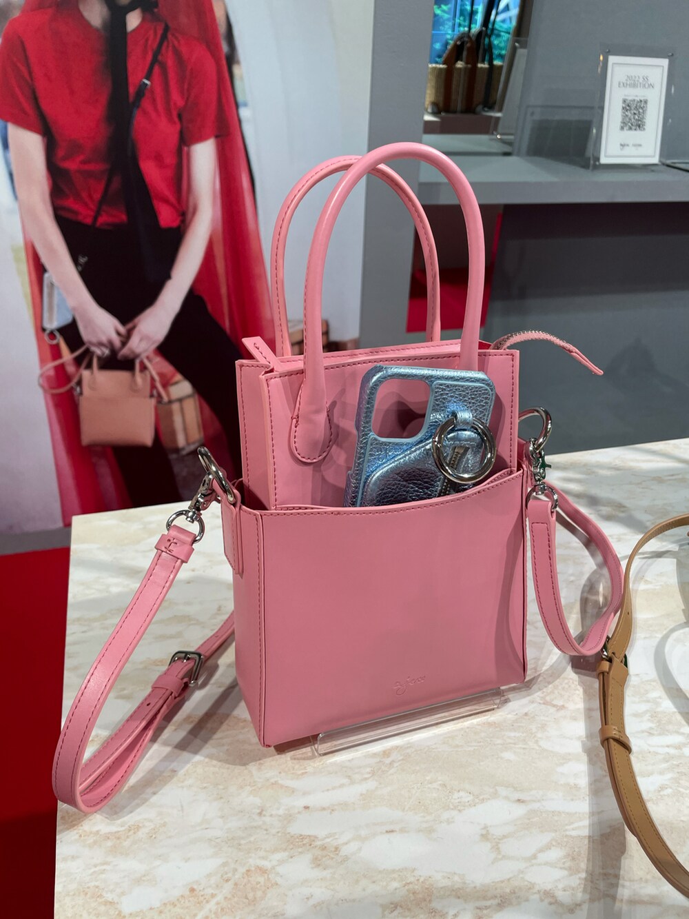 「パンツスタイル、トートバッグ、あったかコーデ、ファーコート、ママコーデ、展示会、プチプラコーデ、レイヤードスタイル」｜「MILKBOYのMOHAIR KNIT セーター（ニット/セーター、グリーン系）」を使った、Momoさん（レディース・160cm）の冬コーディネートの3枚目の写真