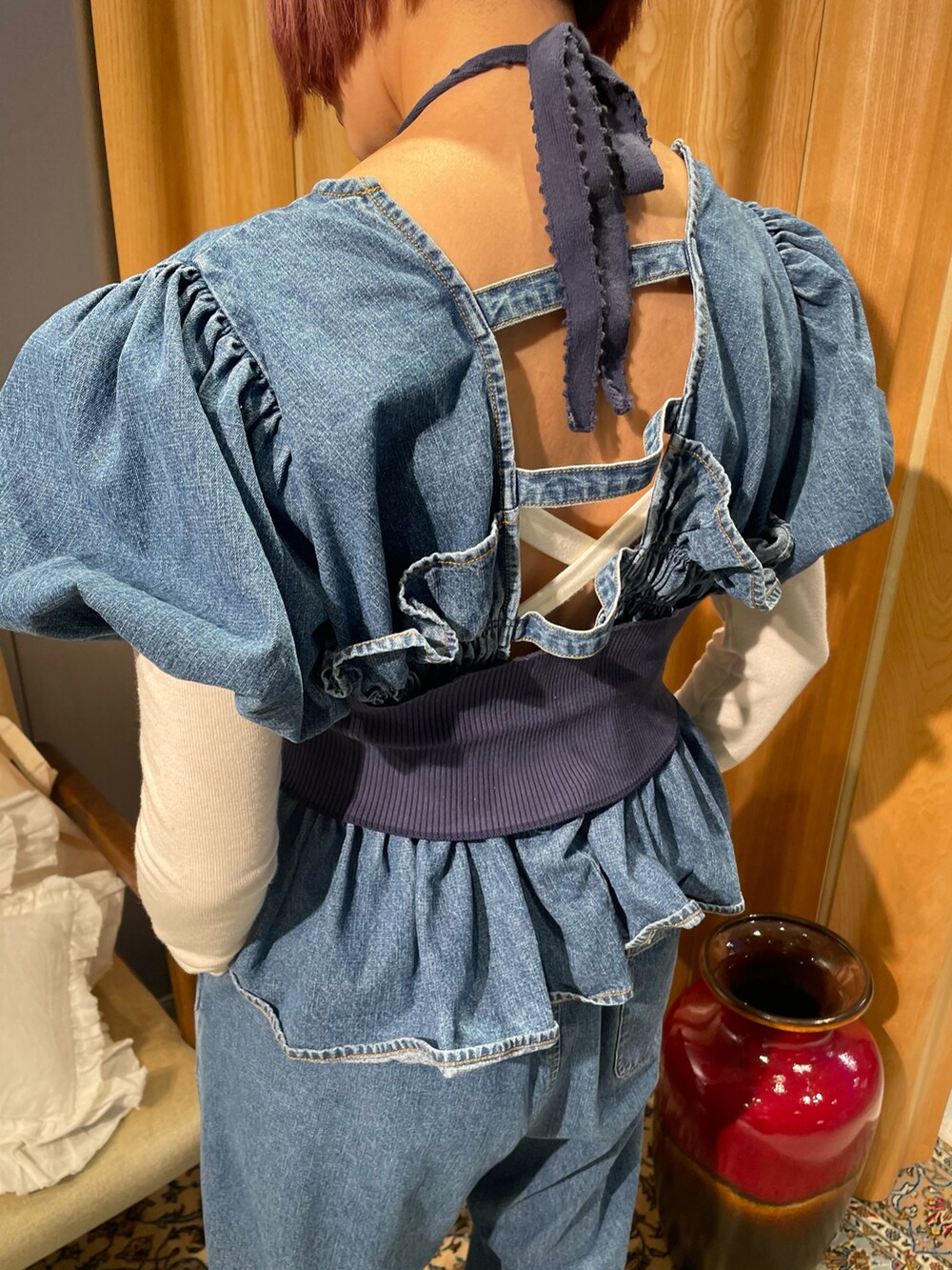 ブルー系のその他トップス、ホワイト系のTシャツ/カットソー、ブラック系のサンダルを着用したレディースの冬コーディネートの3枚目の写真