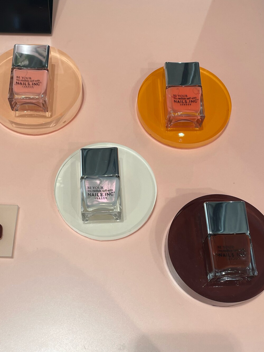 「春色、マニキュア、ネイル」｜「NAILS INCのNailKale Superfood Base Coat（マニキュア/ジェルネイル、その他）」を使った、Momoさん（レディース・160cm）の冬コーディネートの3枚目の写真