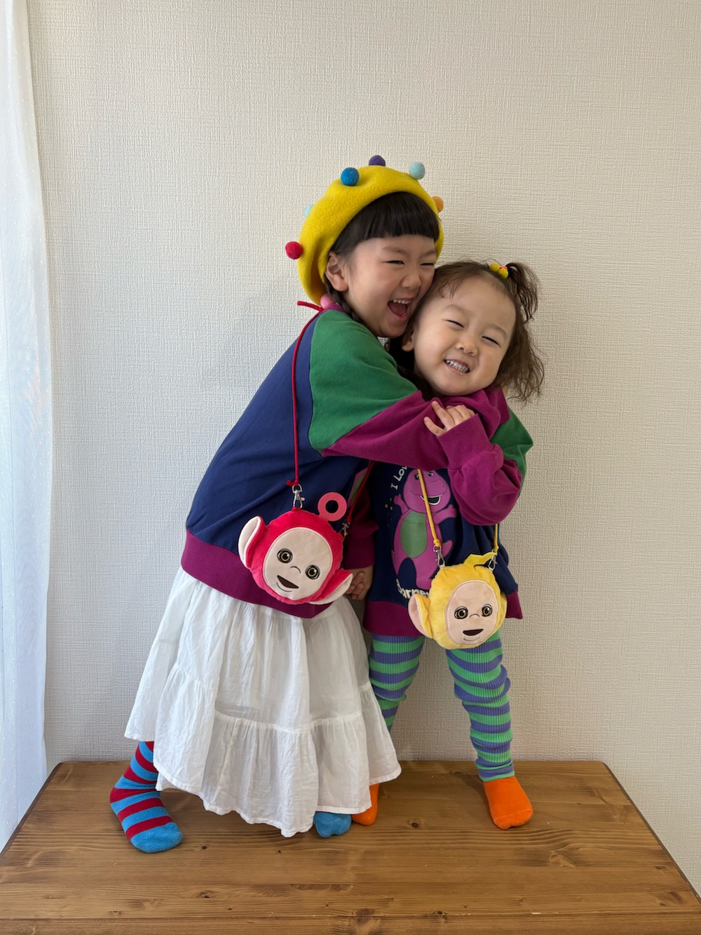 ホワイト系のスカート、グリーン系のパンツを着用したキッズの冬コーディネートの2枚目の写真