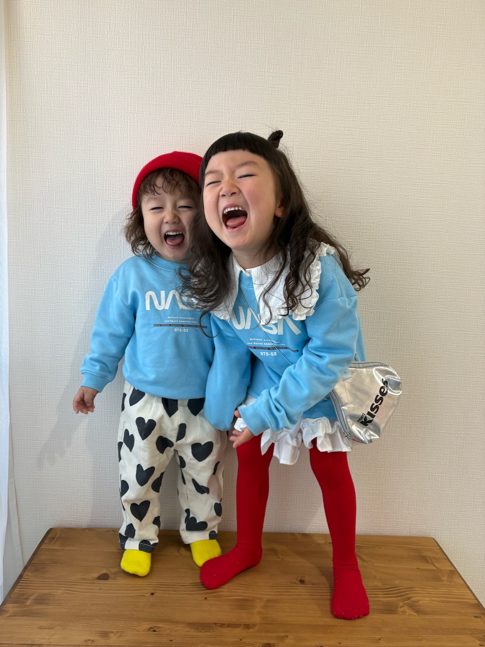 ホワイト系のワンピース、ホワイト系のその他パンツを着用したキッズの冬コーディネートの2枚目の写真