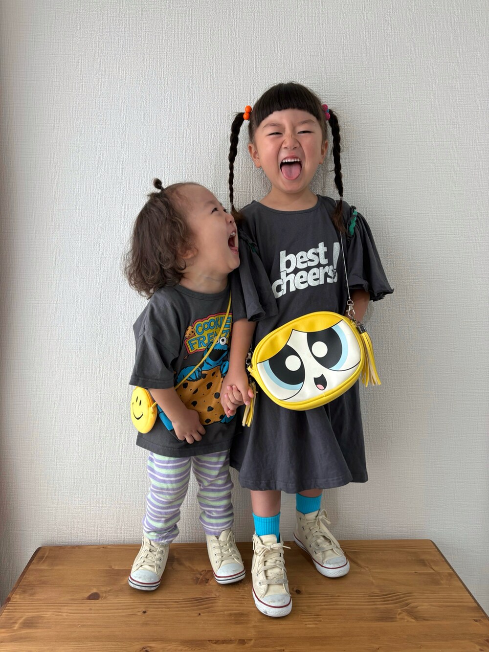 ブラック系のワンピース、ブラック系のTシャツ/カットソー、パープル系のその他パンツを着用したキッズの冬コーディネートの3枚目の写真