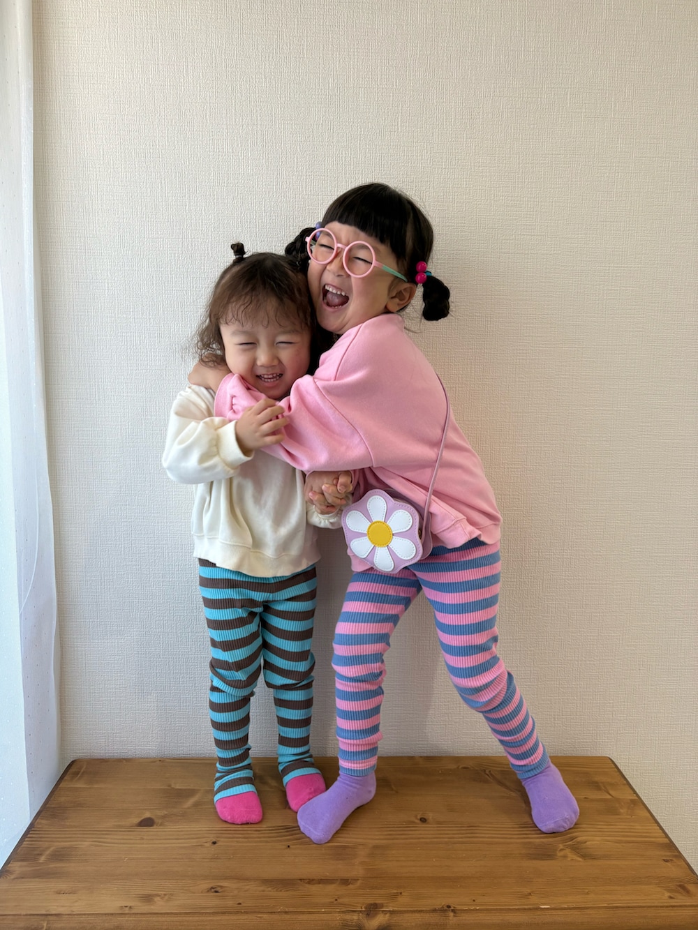 ピンク系のパンツ、ブルー系のパンツを着用したキッズの冬コーディネートの2枚目の写真