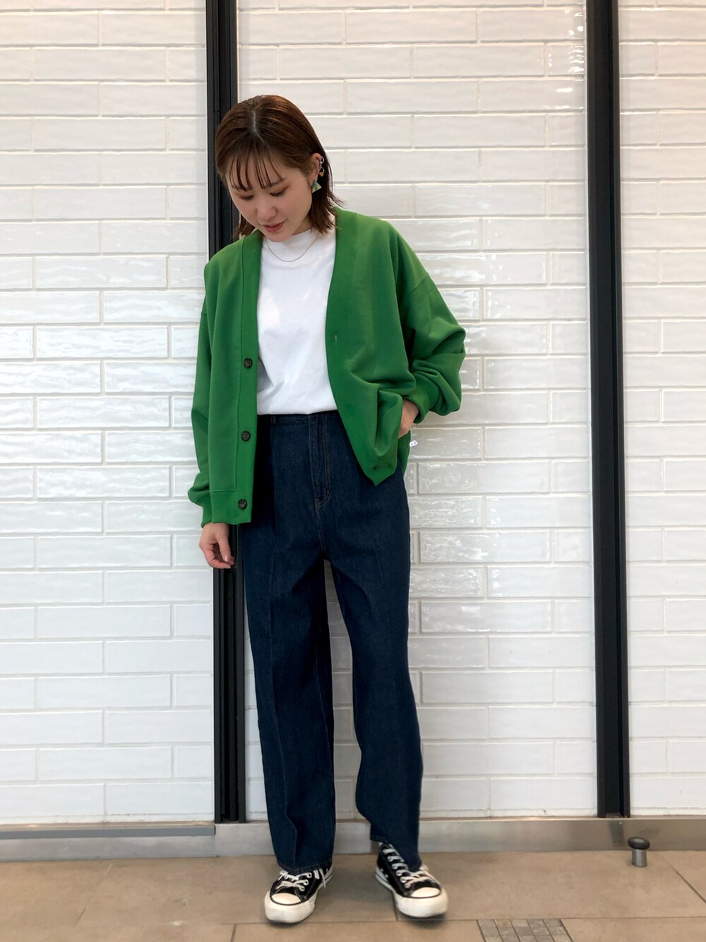 「デニム、コンバーストウキョウ、CONVERSE TOKYO、conversetokyo、コンバース、converse、カーディガン、大人カジュアル、パンツスタイル、スウェットカーディガン、グリーン、春服みてみて、スニーカーコーデ、大人女子、カジュアル」｜「CONVERSE TOKYOのハイウエストテーパードデニム（デニムパンツ、ブルー系）」を使った、haruka.Sさん（レディース・160cm）の春コーディネートの2枚目の写真