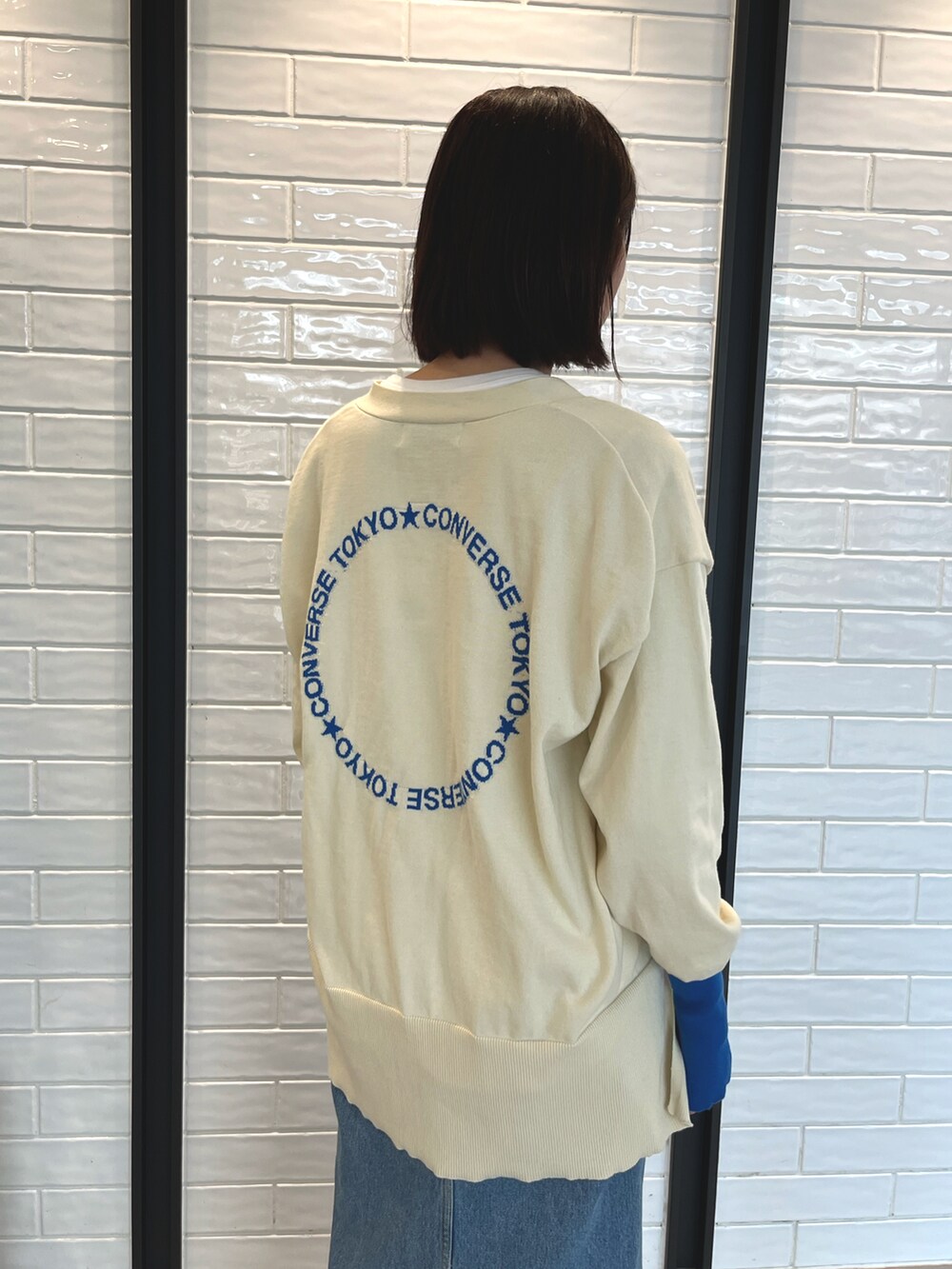 「春服デビュー宣言、コンバーストウキョウ、コンバース、CONVERSE TOKYO、converse、春服、デニムスカート、カーディガン、春服コーデ、春服みてみて、大人可愛い、ロングスカート、大人カジュアル、骨格ナチュラル、デニム」｜「CONVERSE TOKYOのバックロゴカーディガン（カーディガン/ボレロ、ホワイト系）」を使った、haruka.Sさん（レディース・160cm）の春コーディネートの2枚目の写真