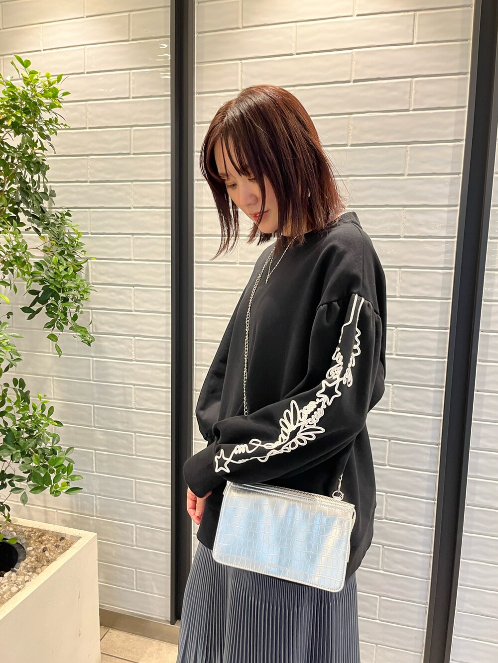 「コンバーストウキョウ、コンバース、CONVERSE TOKYO、converse、カジュアルコーデ、オトナカジュアル、ゆるコーデ、キレイめ、お出かけコーデ、大人女子、プリーツスカート、スウェット、ウォレットチェーン、ウォレットバッグ、骨格ナチュラル」｜「CONVERSE TOKYOのエンブロイダリー刺繍PO（スウェット、ブラック系）」を使った、haruka.Sさん（レディース・160cm）の秋コーディネートの2枚目の写真