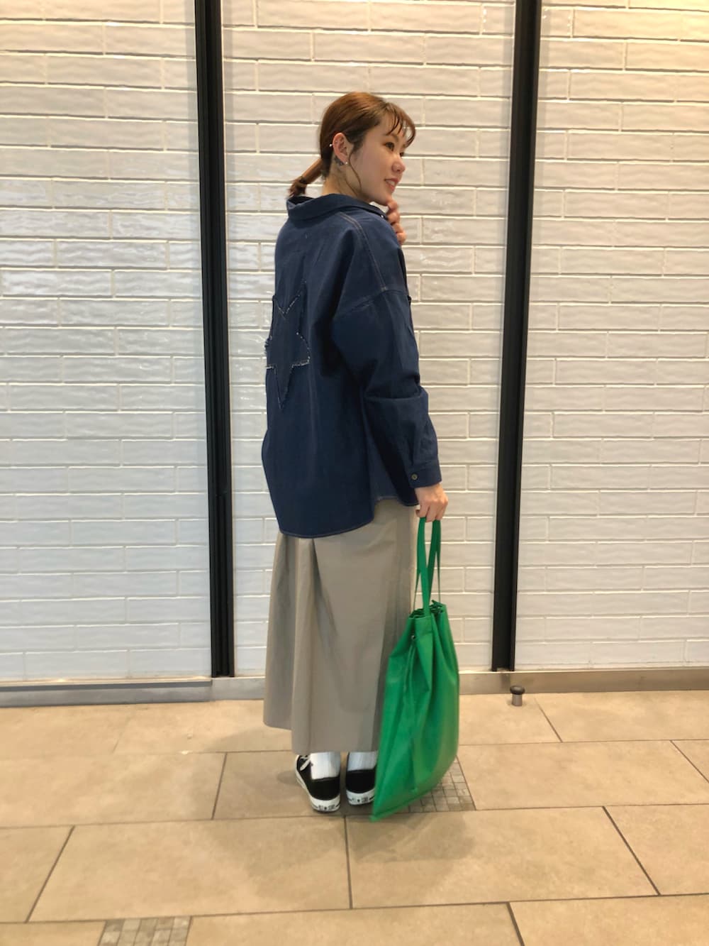 「CONVERSE TOKYO、conversetokyo、コンバーストウキョウ、converse、コンバース、デニム、ワンピース、エコレザー、トートバッグ、オトナカジュアル、カジュアルコーデ、春コーデ」｜「CONVERSE TOKYOのスターパッチデニムシャツ（シャツ/ブラウス、ブルー系）」を使った、haruka.Sさん（レディース・160cm）の冬コーディネートの2枚目の写真