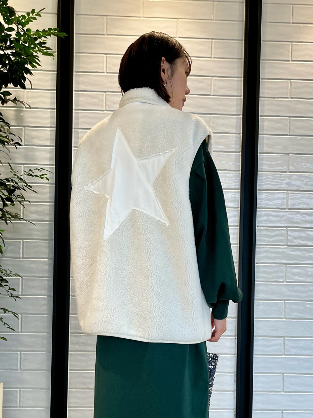 「コンバーストウキョウ、CONVERSE TOKYO、converse、コンバース、ワイルドシングス、WILDTHINGS、ボアベスト、ワンピース、スパンコール、スパンコールバック、大人カジュアル、アウトドアコーデ、楽チンコーデ、ゆったりコーデ、カラー×コーデ」｜「CONVERSE TOKYOのアイテム（ベスト、ホワイト系）」を使った、haruka.Sさん（レディース・160cm）の秋コーディネートの2枚目の写真