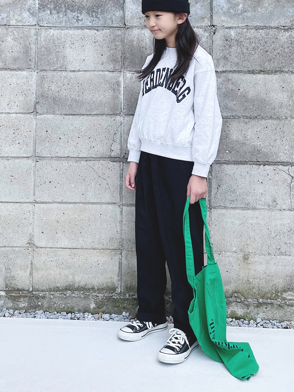 ブラック系のその他パンツ、グレー系のスウェット、ブラック系のスニーカーを着用したキッズの秋コーディネートの2枚目の写真